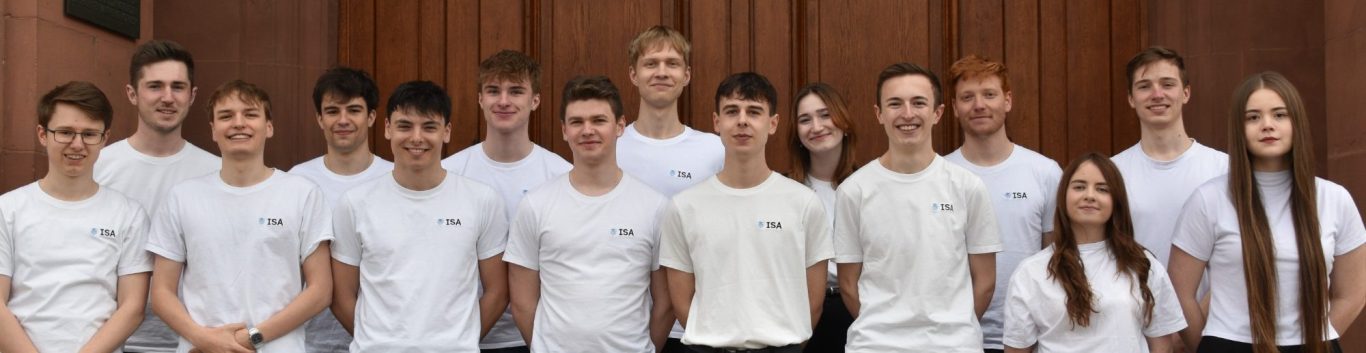 Vor dem Tor des Schlosses der Uni Mannheim steht das Team der Initiative für Sicherheits- & Außenpolitik